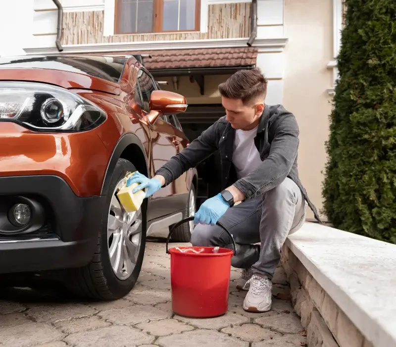 Lavage auto à domicile Vecoux : professionnel intervenant sur un véhicule